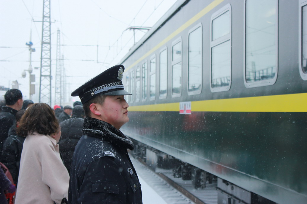 丰镇车站派出所积极应对突降大雪天气
