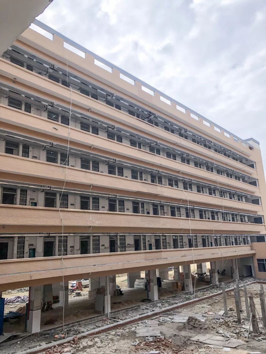 贵高新校区能按期入学吗进来看看进度如何了