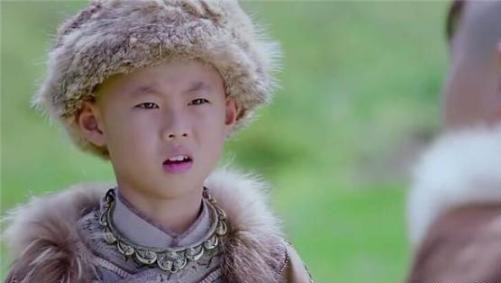 三个小郭靖,图四最聪明,图三还演了小杨过,图二看眼神都呆_小时候