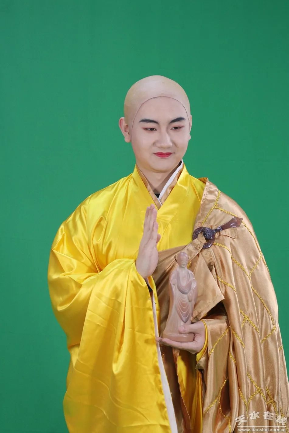 "东方微笑"指的是麦积山石窟第133窟第9龛内被誉为"东方微笑"的小沙弥