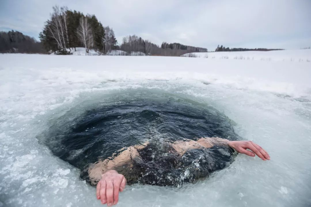 俄罗斯冬泳图片