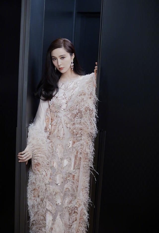 范冰冰红毯首秀强势回归穿薄纱羽毛裙美若天仙生图被小花艳压