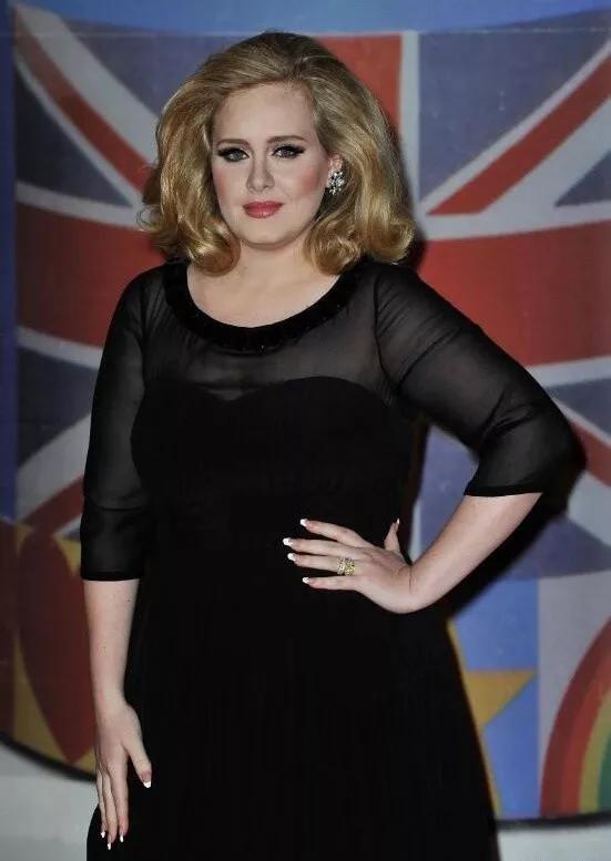 31岁狂减40斤,阿黛尔穿波点裙难掩好身材,焕然一新超自信!