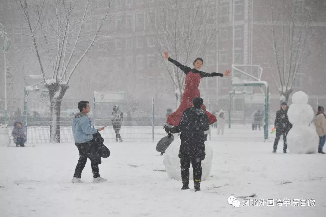 2020年石家庄第一场雪来得那么真河北外国语学院校园美极了
