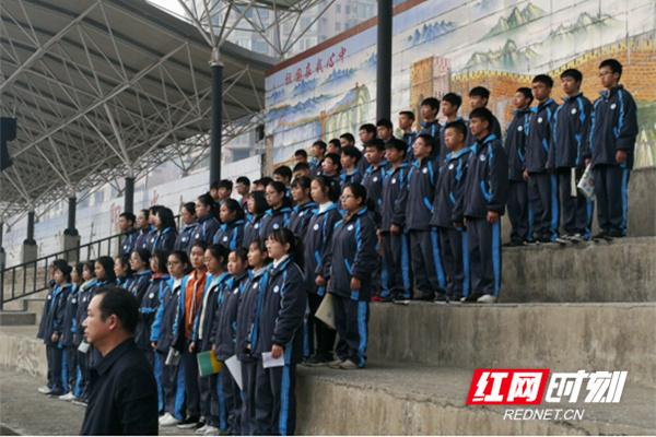 永州四中举行诚信考试为主题的升国旗仪式
