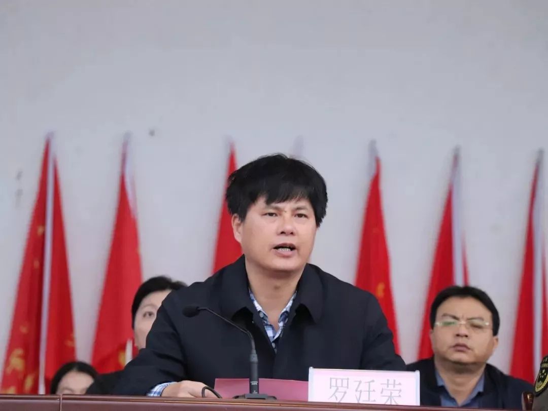 广西大学党委常委,副校长罗廷荣首先作了军训动员的讲话.