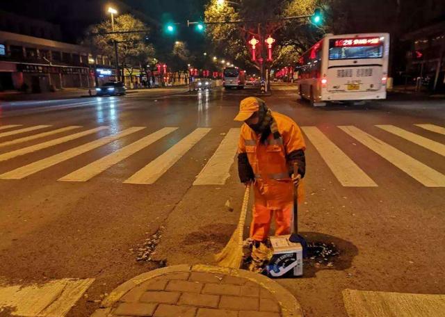 原创清洁工父亲穿工作服参加家长会,班主任拦着没让进,网友点赞