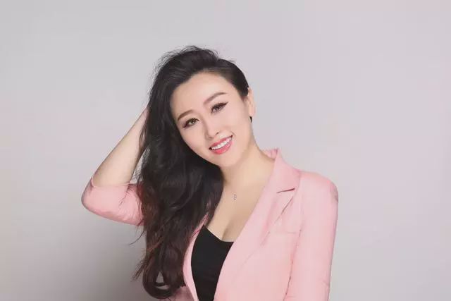 美女主持人事业巅峰期意外怀孕宁愿放弃大好前程也拒不流产