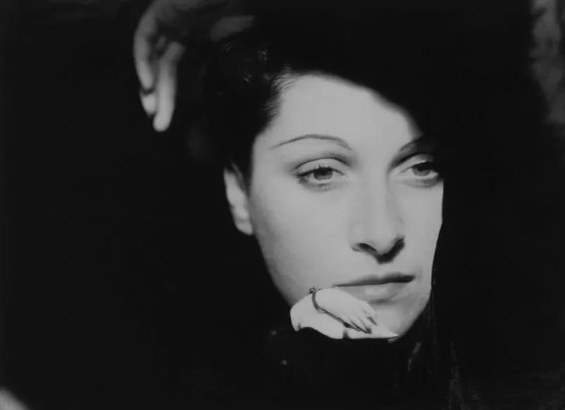 说起这幅名画,其原型是一位叫做朵拉·玛尔(dora maar)的女子.