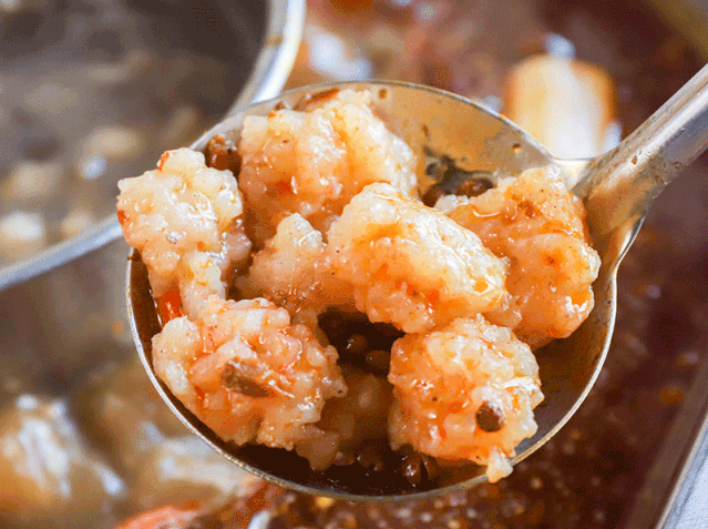 下锅后不久就浮起来,裹上红汤的虾滑变得光泽又有弹性!