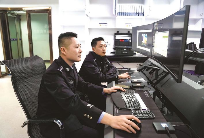 长沙县公安局网安大队民警正在进行网络安全执法检查.盛磊 摄