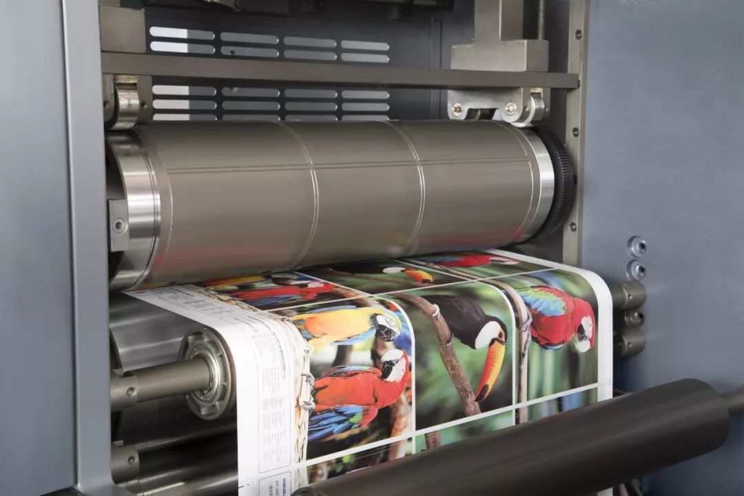 2 ,采用连续式胶印印刷方式,套筒式可变径印刷滚筒技术,印刷速度快