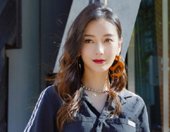 有种"表情失控"叫baby坐过山车,近照抓拍下,是否整容一目了然_杨颖