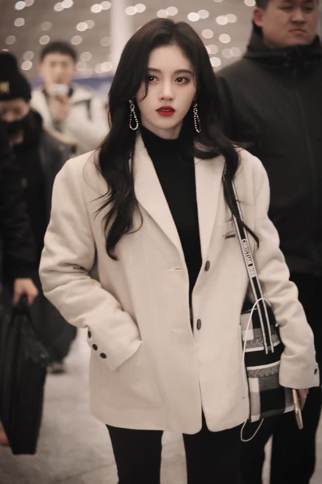 鞠婧祎到底有多瘦?我们不敢穿的西装,她轻松当裙子穿