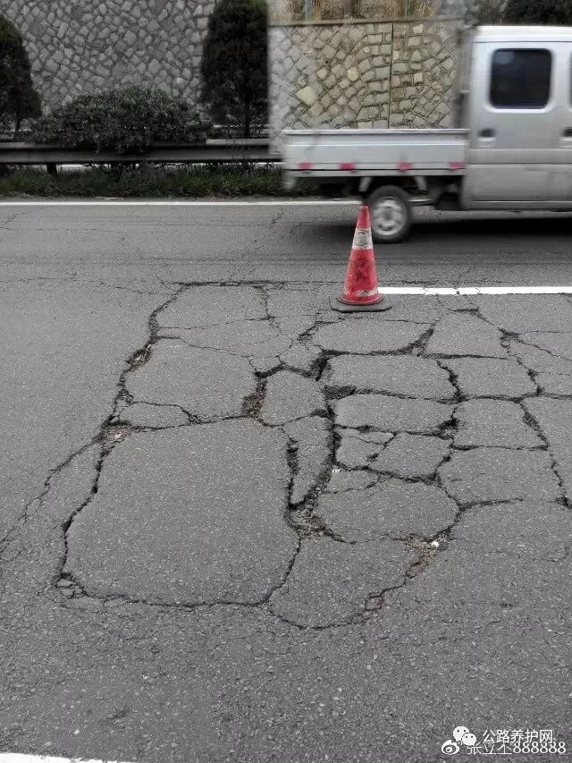 公路养护网:高速公路常见的四大病害及原因刨析_裂缝