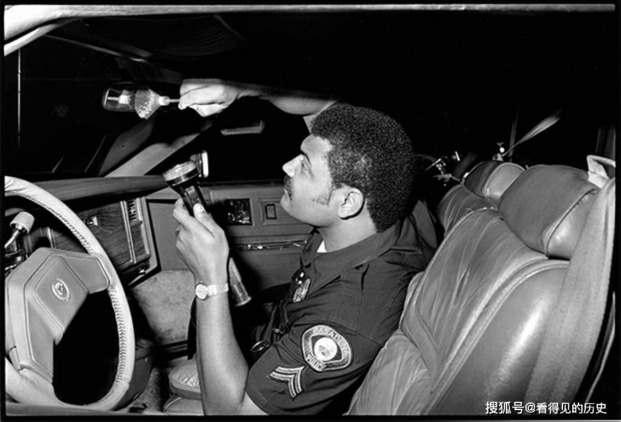 原创老照片 80年代的美国加州警察 随时面对毒贩和枪支的威胁