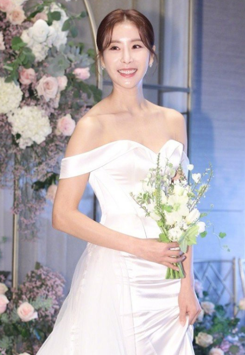 浪漫满屋》播出15年,女二嫁圈外企业家,40岁穿婚纱的样子太美_韩恩贞