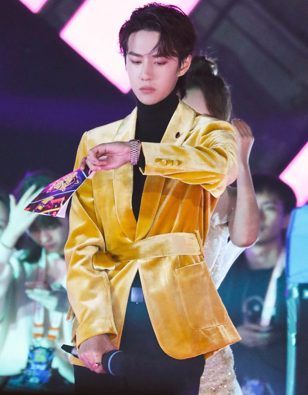 "危险偶像"王一博,挑战黄色丝绒西装,化身高贵优雅的王!