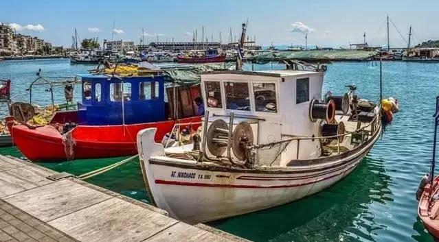 这边的人和国人不同,国人比较喜欢豪车,而有钱的希腊人则比较喜欢买船