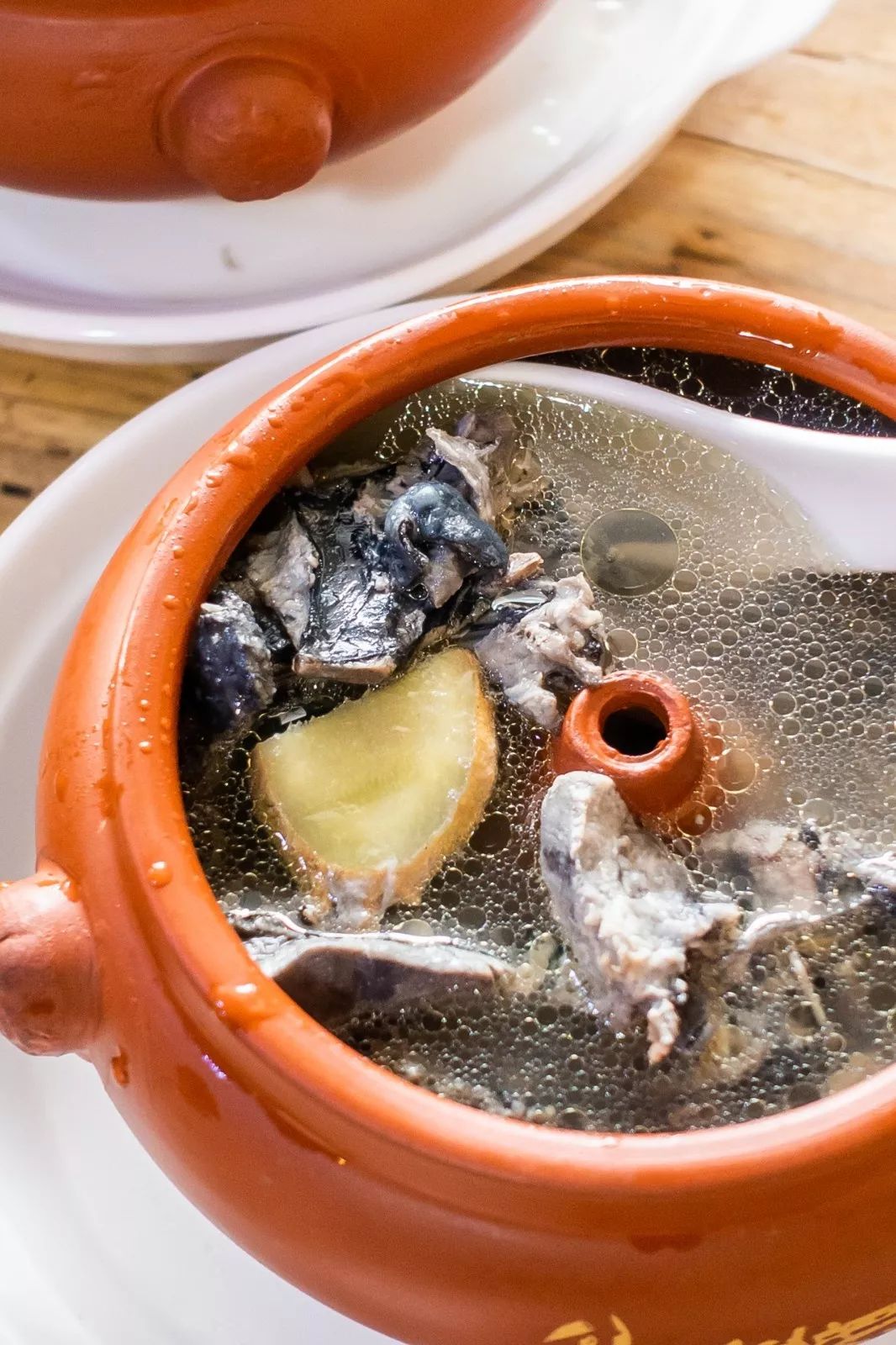 饭前一盅汽锅鸡拉开序幕,饭后一罐酸角汁来消食.