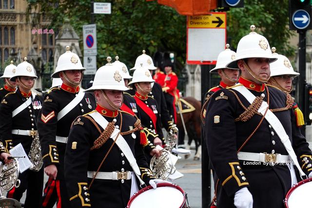 包括军乐团,海军等,甚至还有身着裙子的苏格兰军团.