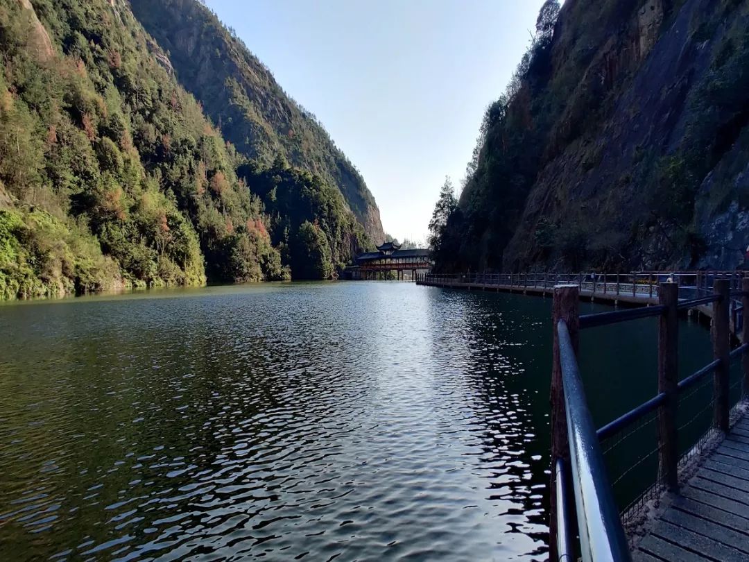 八仙湖▲侯常文摄风吹草低见牛羊▲王朋摄一对年轻的夫妇对面搬来一户