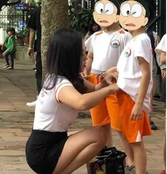 老师穿紧身衣上课频做不雅动作家长说这个老师费心了