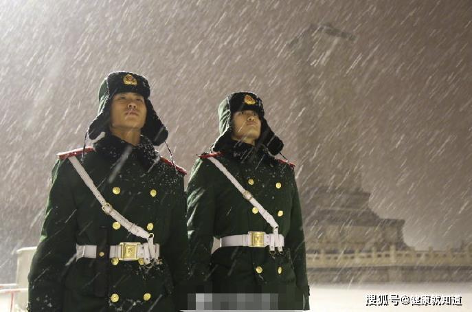 冰天雪地军人站岗图图片