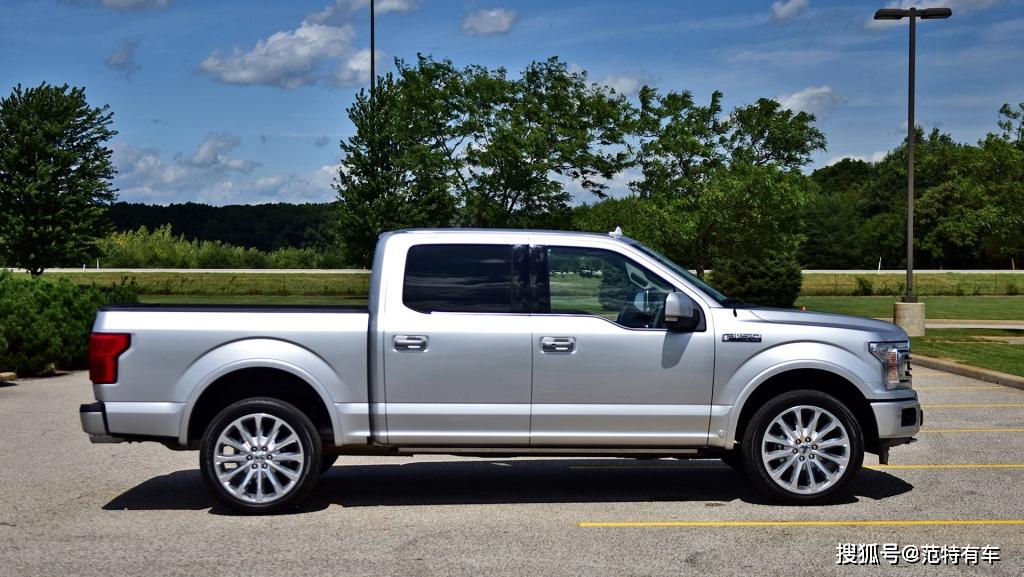 和其他车型不同,福特f-150ltd前脸采用的是横幅式的镀铬装饰条,并使用