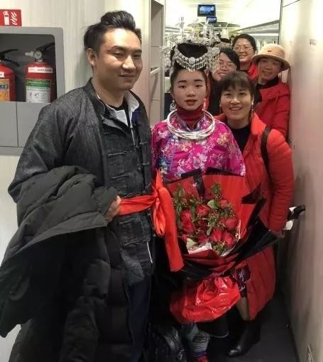 太帅气了!云南小伙搭乘"高铁婚车"迎娶凯里妹子