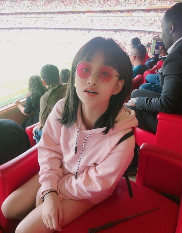 原创吴启华11岁女儿长相亭亭玉立完美遗传母亲热衷化妆爱打扮很早熟