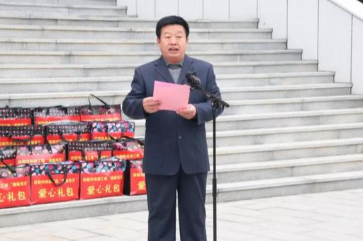 大别山高中校长徐晓主持活动为受助同学发放暖心礼包受助学生代表发表