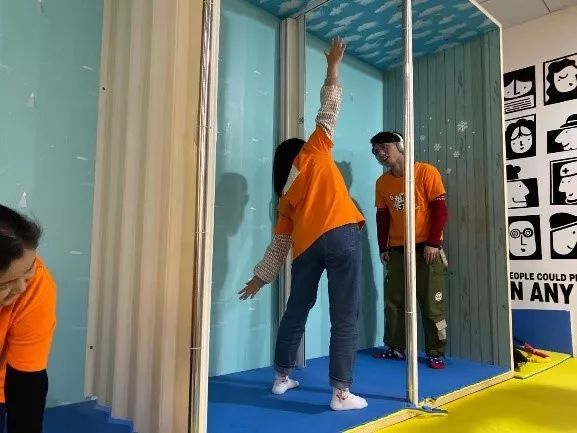 成语传递听音辨位白驹过隙,俯仰之间.