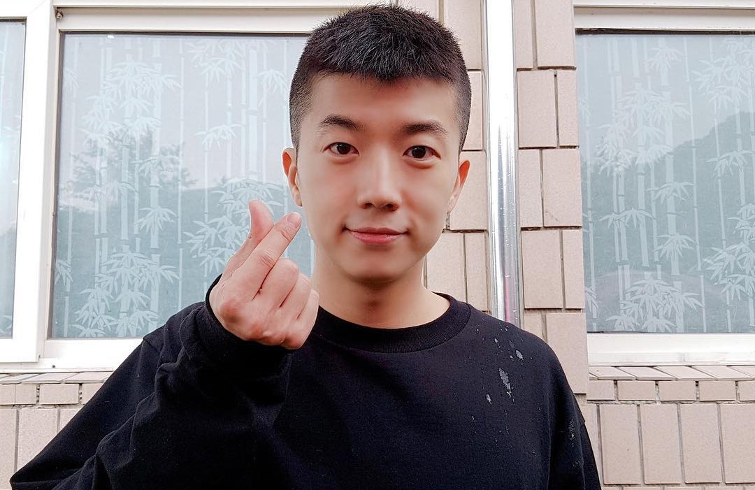 2018年7月9日, 张佑荣通过ins上传了一张平头照片,表示自己准备好要