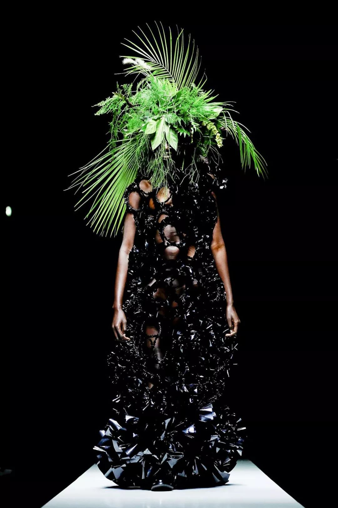 川久保玲的爱徒让模特穿上"搓澡沐浴球"走秀.