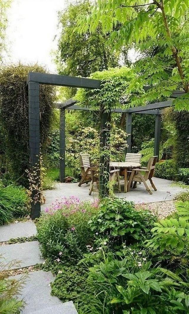 白色垂柳植物是亮点,但是光线不足所以美中不足很美,女性首选花园搭配