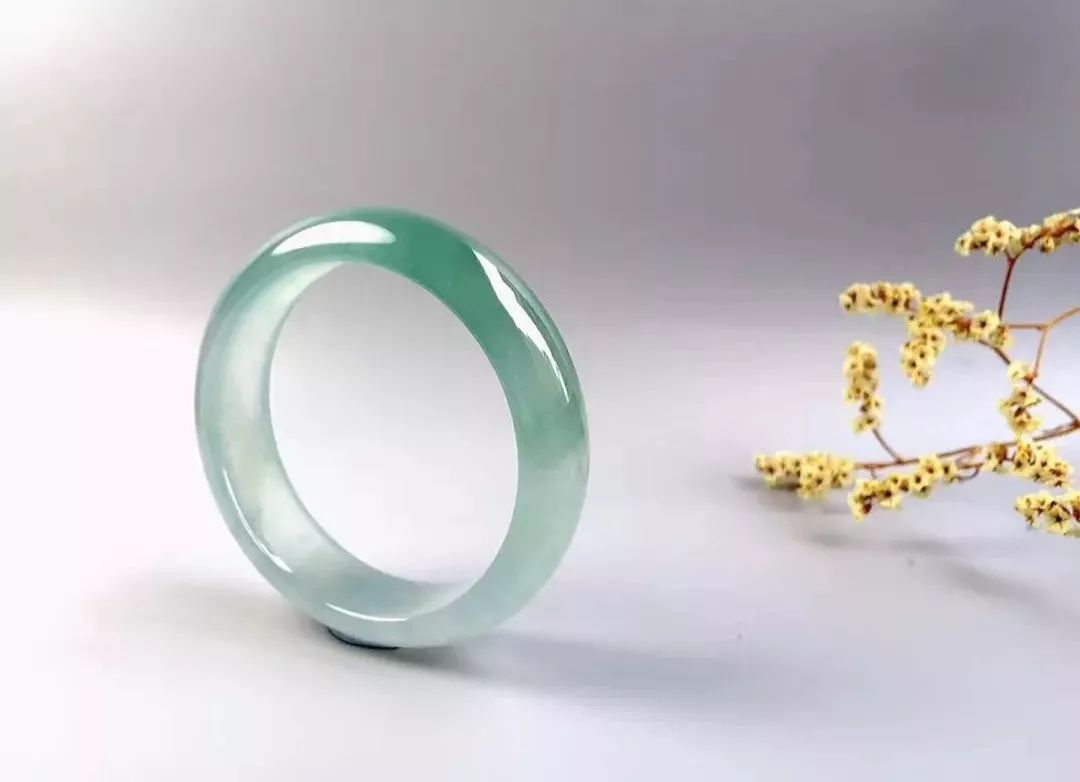 咸丰皇帝送慈禧太后的这条手镯,损坏1.2万只手镯才做成!_翡翠