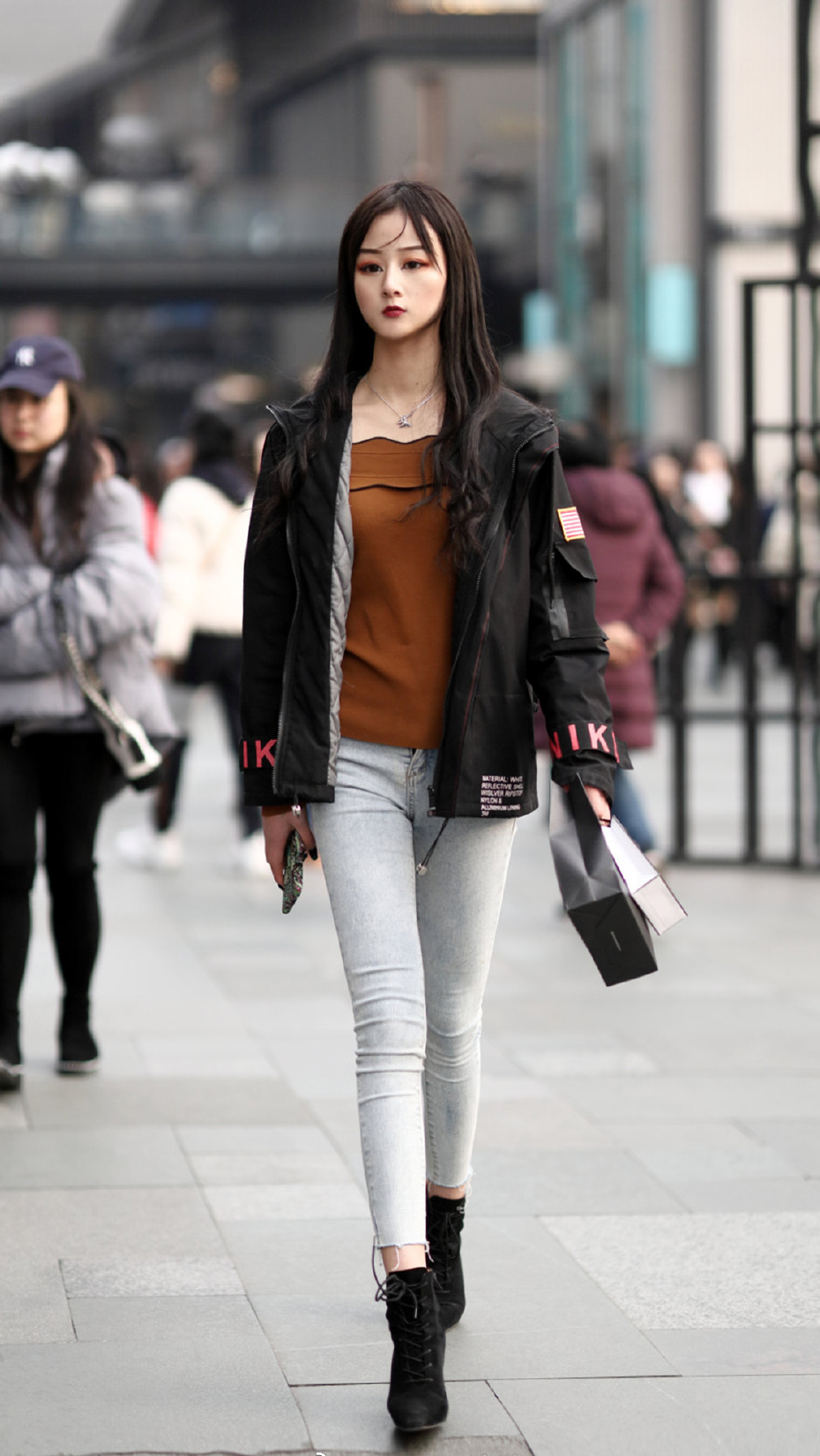 美女穿紧身牛仔裤搭配短靴,一气呵成的流畅线条真的很好看
