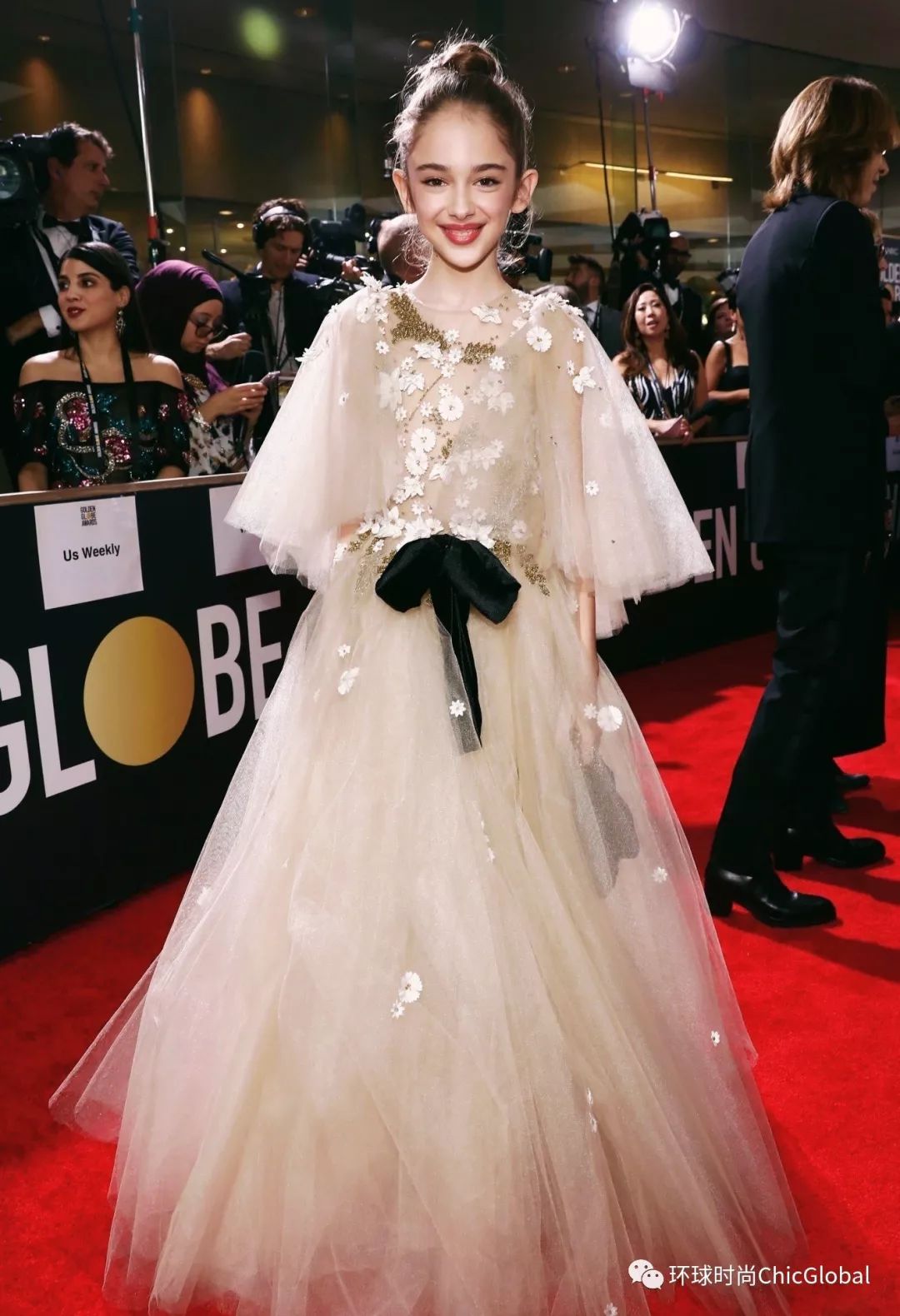 这位10岁女孩的金球奖首秀也太仙了8,一袭mischka aoki裸色花朵纱裙配