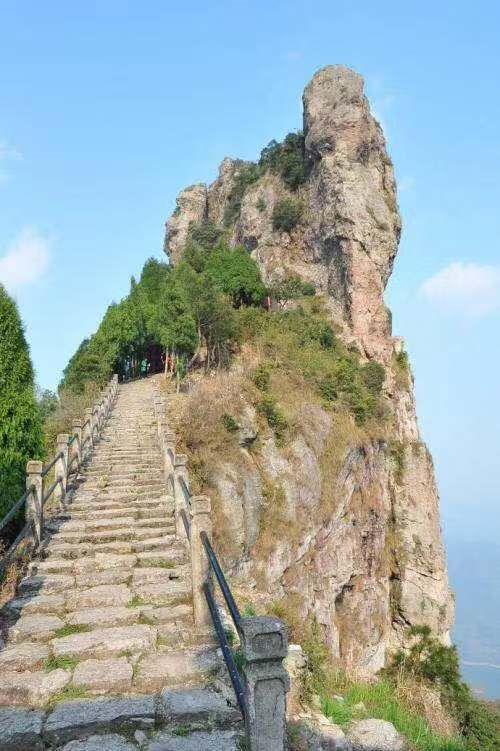 中雁荡山原名白石山,辖玉甑,西漈,三湖,东漈,凤凰山,杨八,洞,刘公谷等