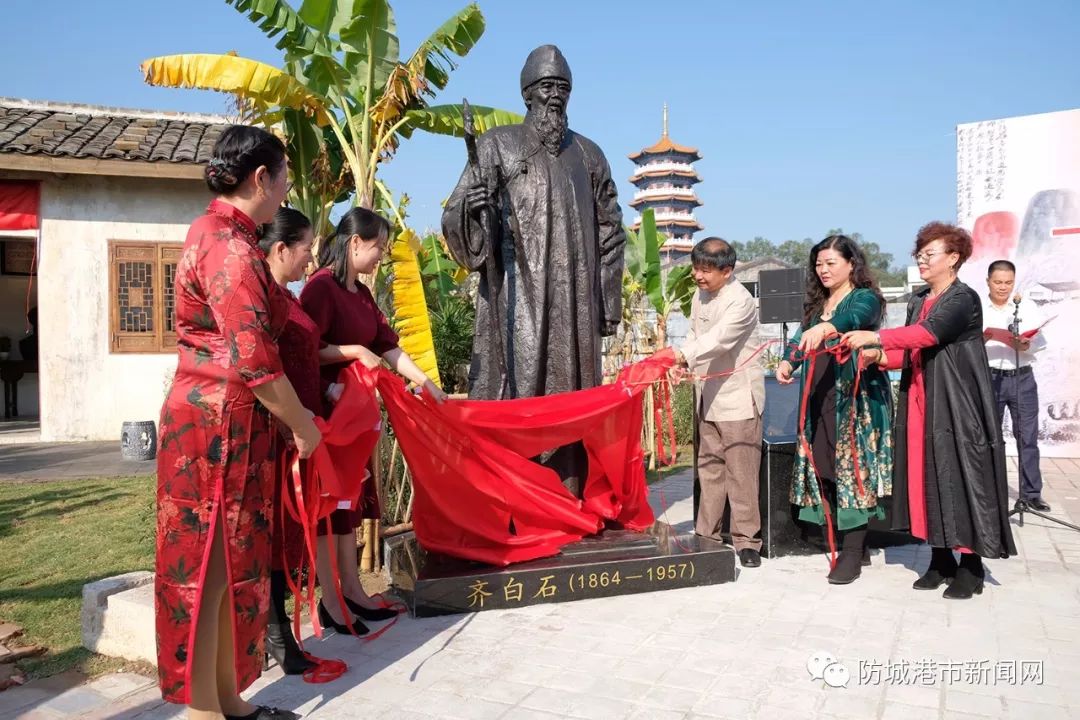 齐白石第四代传人唐舒展(左一),齐白石后人齐剑雄(右三),齐晓清(右二)
