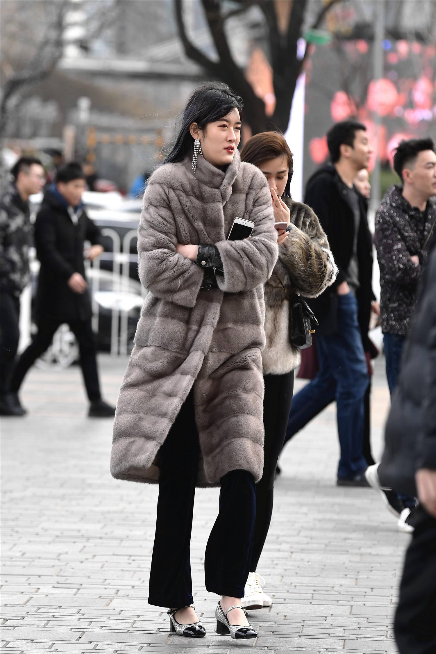 冬天穿着皮草大衣选择深灰色低调还显气质