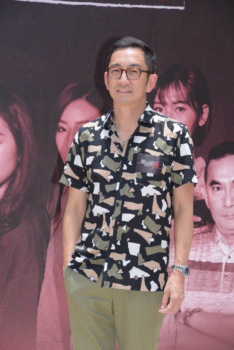 原创吴启华11岁女儿长相亭亭玉立完美遗传母亲热衷化妆爱打扮很早熟