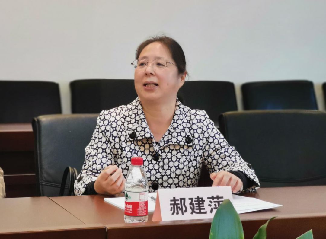 新闻学院党委书记郝建萍主持会议会议开始,校友总会徐瑶老师首先转达