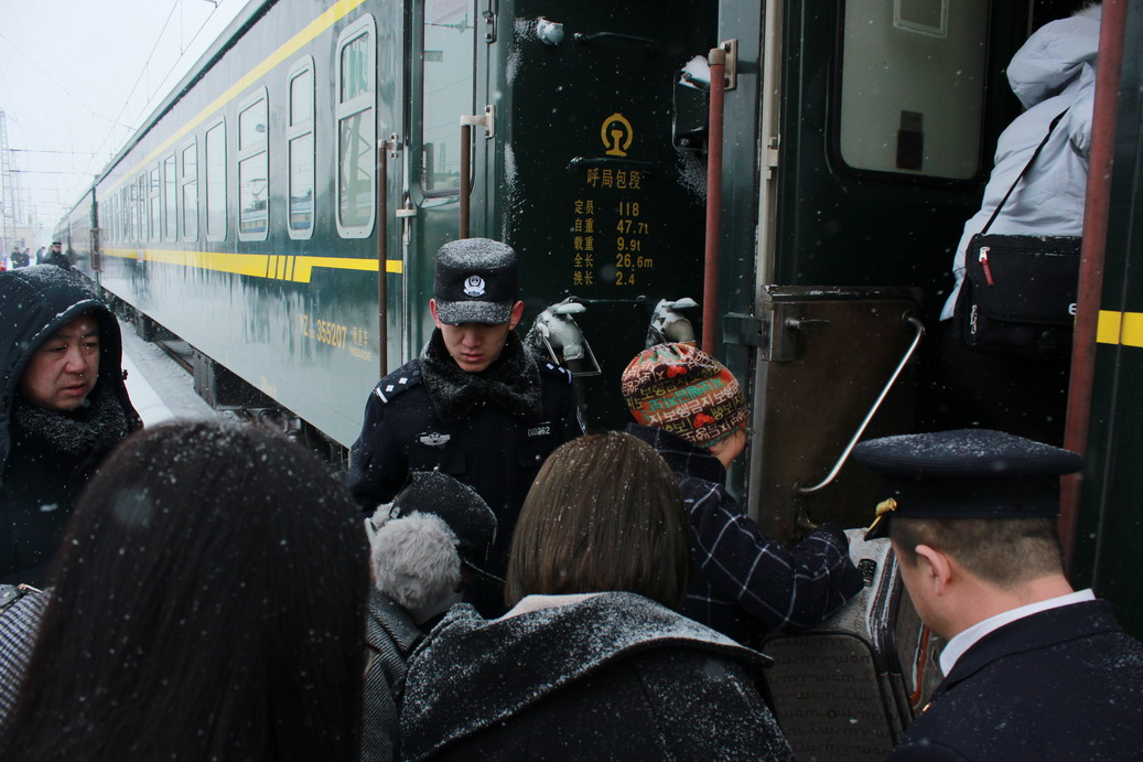 丰镇车站派出所积极应对突降大雪天气