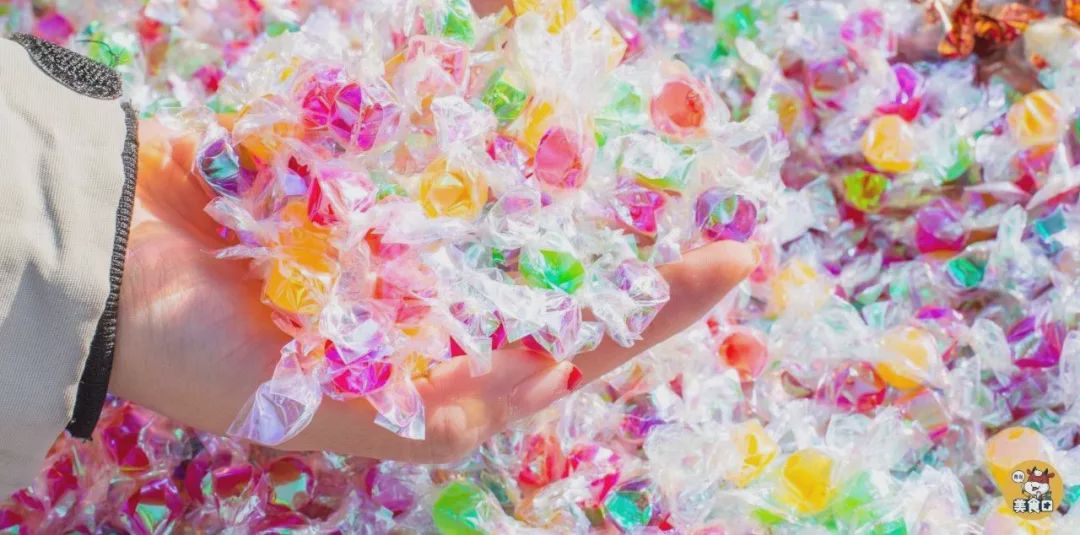 还有五彩缤纷的玻璃纸水果糖小时候的你一定吃过大虾酥,橘子糖每年