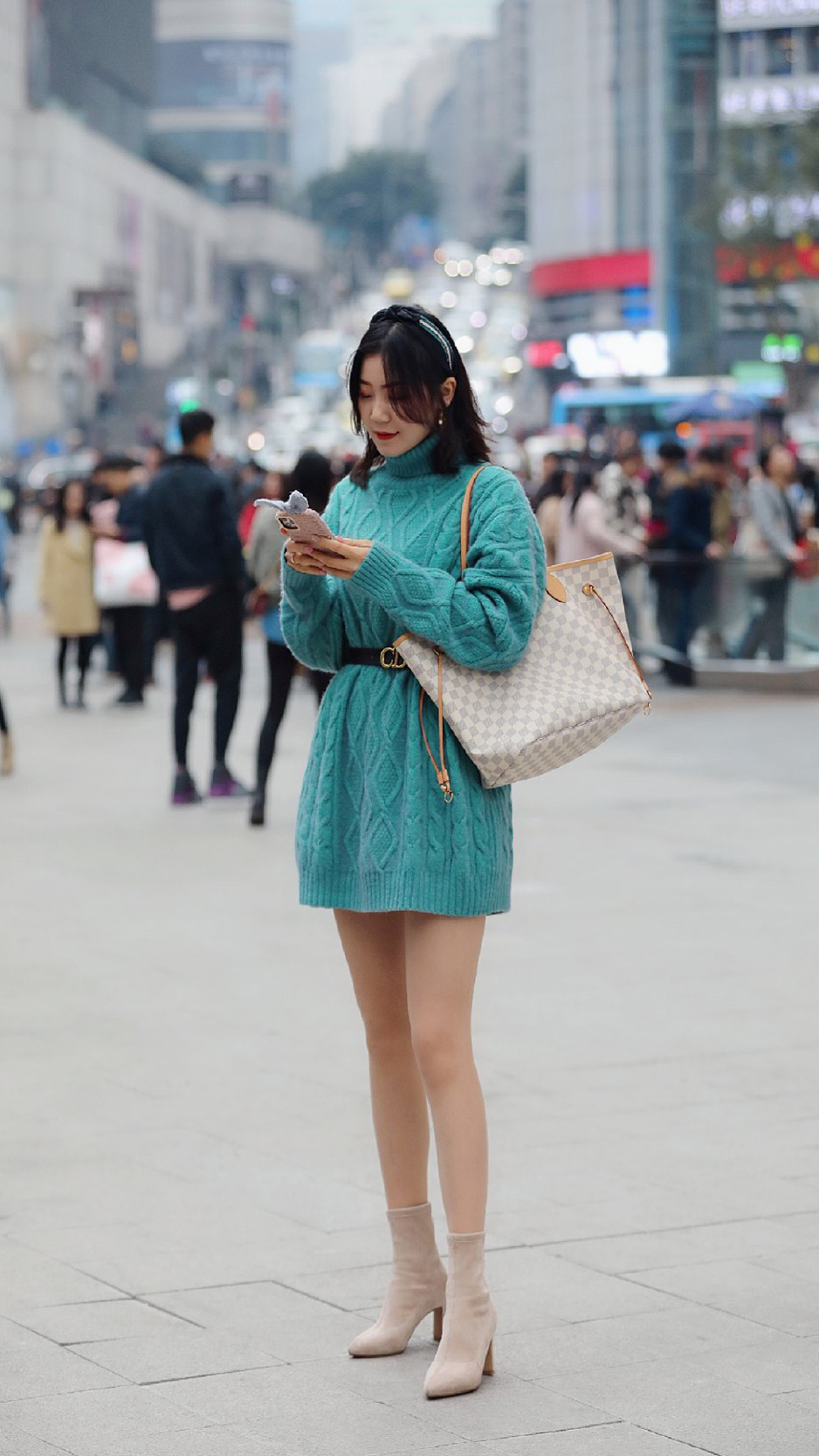 时髦的姑娘用短靴搭配丝袜,时尚度高还能凸显流畅的腿部线条