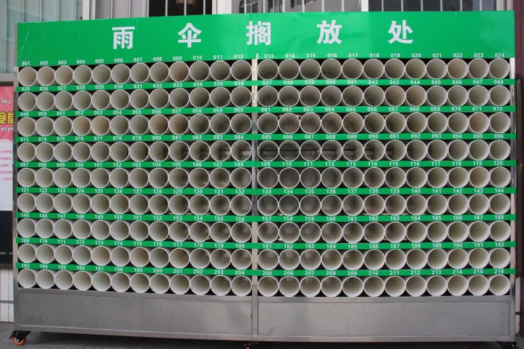 一食堂外面多了一个大柜子,它就是——雨伞搁放处.