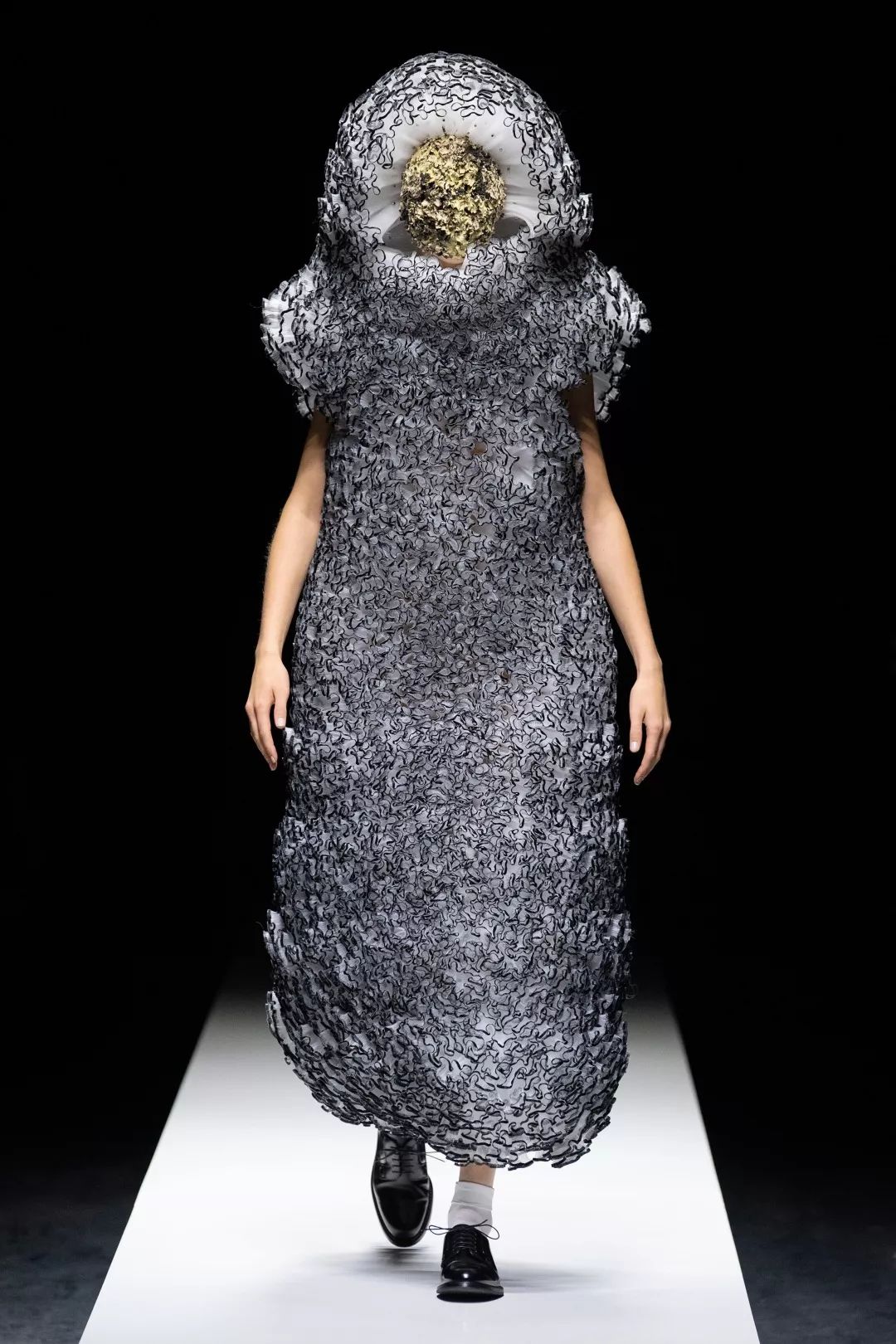 川久保玲的爱徒让模特穿上"搓澡沐浴球"走秀.