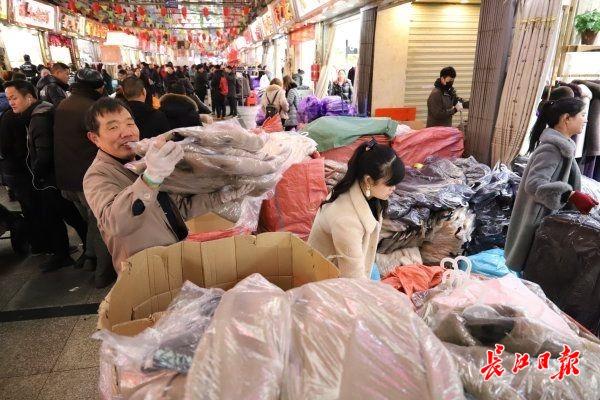 春节前清仓甩货引来抢购潮 | 图集